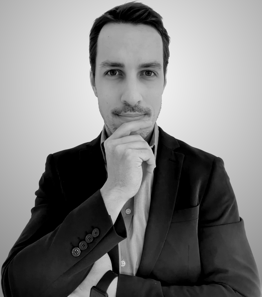 Photo en noir et blanc du fondateur Julien Ioset qui pose.