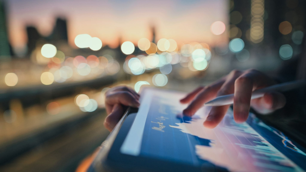 Analyse de graphiques financiers et de données de performance sur une tablette tactile