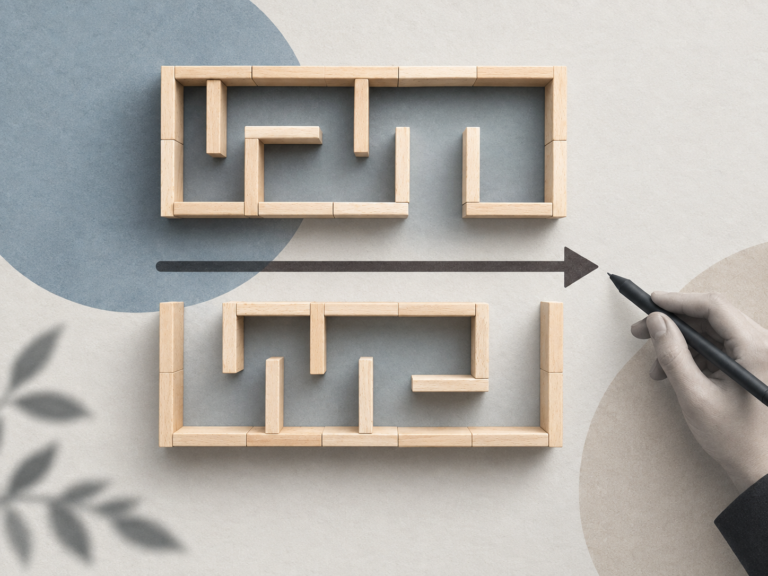Deux labyrinthes en bois illustrant le passage de la complexité à la simplicité